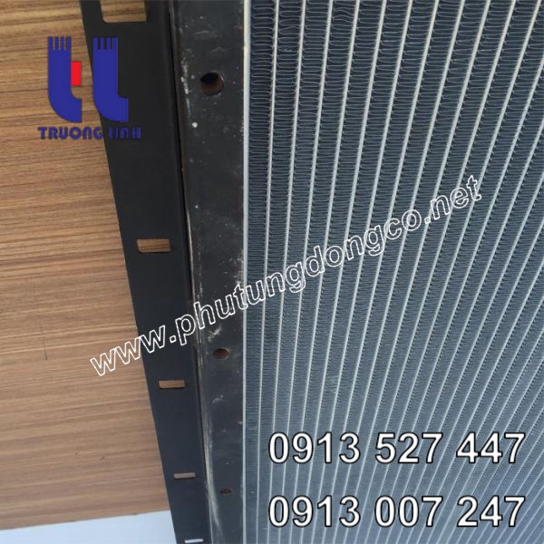 Két nước làm mát xe đào Hitachi EX200-1